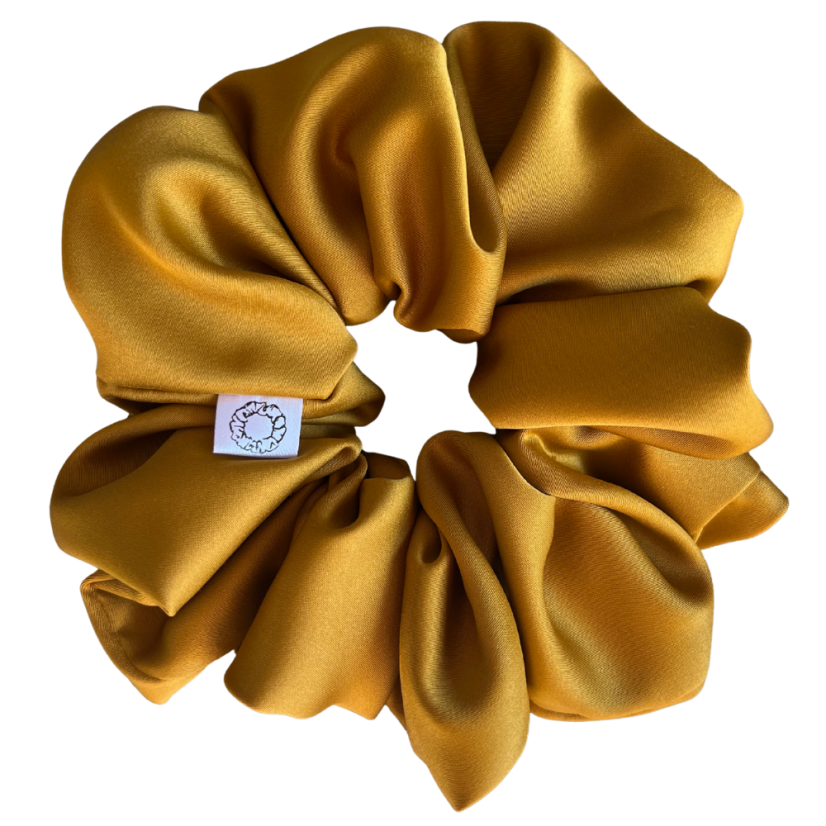 Scrunchie saténová gumička do vlasů - Mustard - Velikost gumičky: 🫅🏻Queen - vel. ⌀15cm