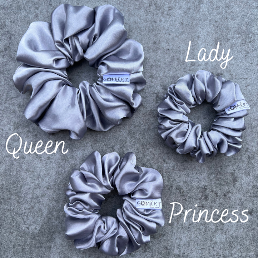 Scrunchie saténová gumička do vlasů - Starry - Velikost gumičky: 👩🏼‍🦱 Lady - vel. ⌀8cm