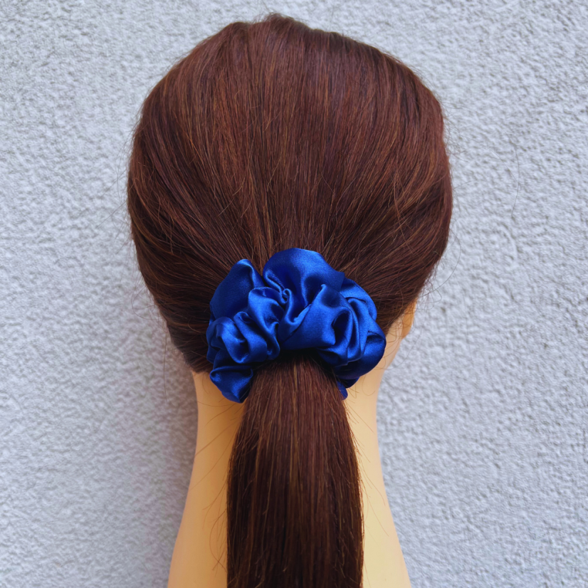 Scrunchie saténová gumička do vlasů - Lobelie - Velikost gumičky: 👩🏼‍🦱 Lady - vel. ⌀8cm
