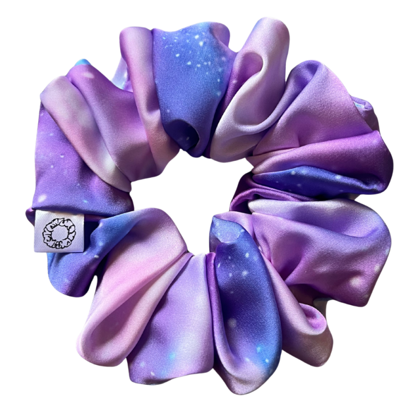 Scrunchie saténová gumička do vlasů - Violetta - Velikost gumičky: 🫅🏻Queen - vel. ⌀15cm