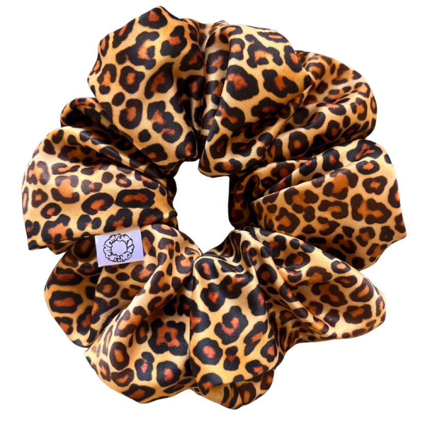 Scrunchie saténová gumička do vlasů - Cheetah Muse - Velikost gumičky: 🫅🏻Queen - vel. ⌀15cm