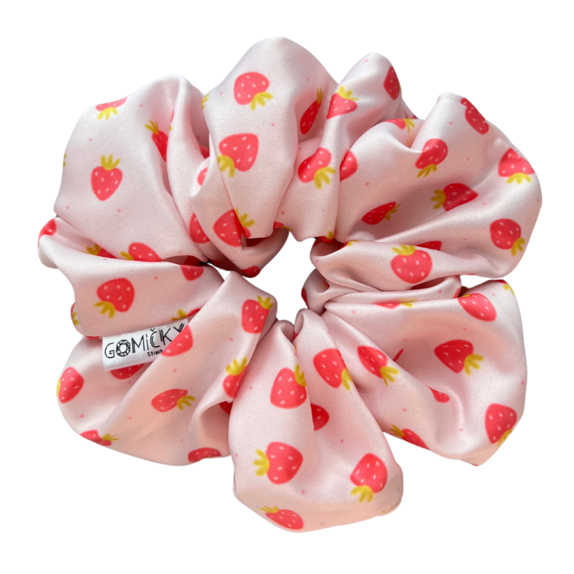 Scrunchie saténová gumička do vlasů - Strawberry - Velikost gumičky: 🫅🏻Queen - vel. ⌀15cm