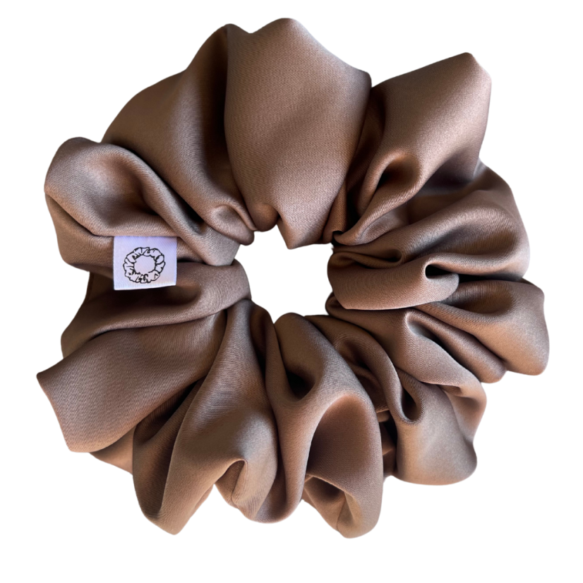 Scrunchie saténová gumička do vlasů - Ashwood - Velikost gumičky: 🫅🏻Queen - vel. ⌀15cm