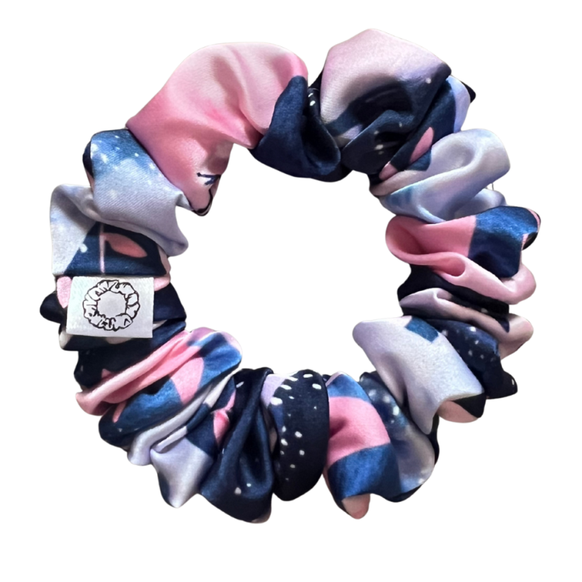 Scrunchie saténová gumička do vlasů - Miuko - Velikost gumičky: 🫅🏻Queen - vel. ⌀15cm
