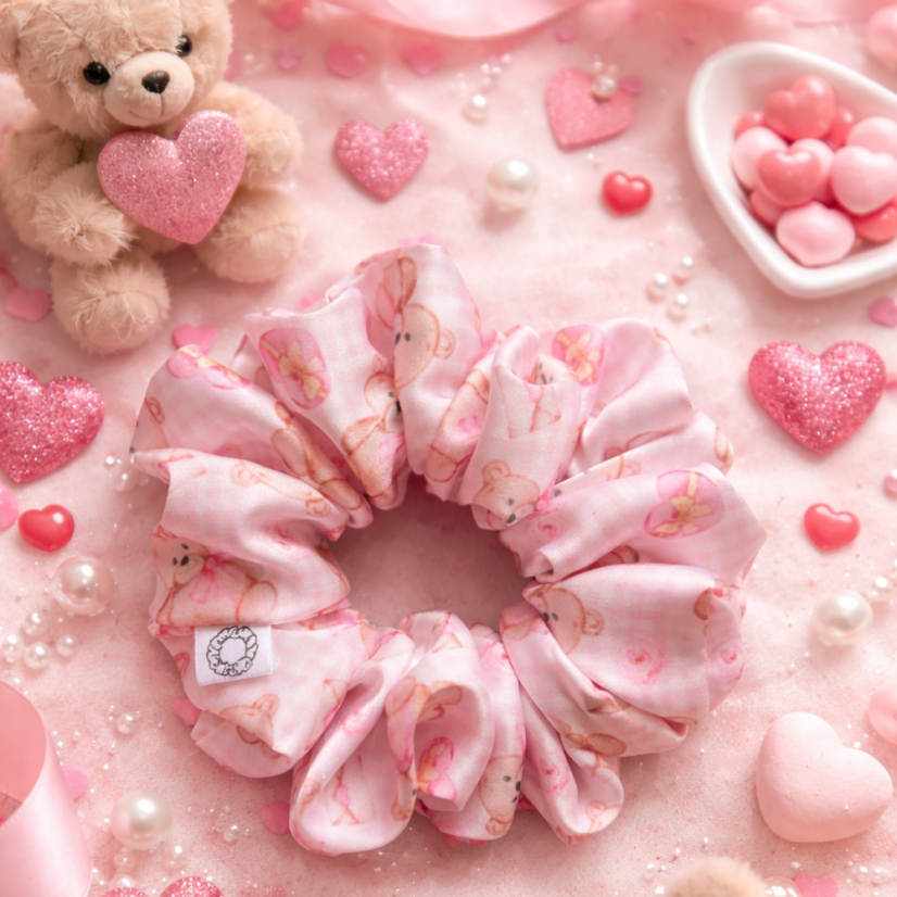 Scrunchie saténová gumička do vlasů - Medvídek