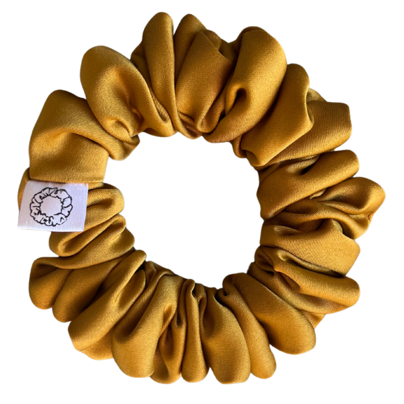 Scrunchie saténová gumička do vlasů - Mustard - Velikost gumičky: 🫅🏻Queen - vel. ⌀15cm