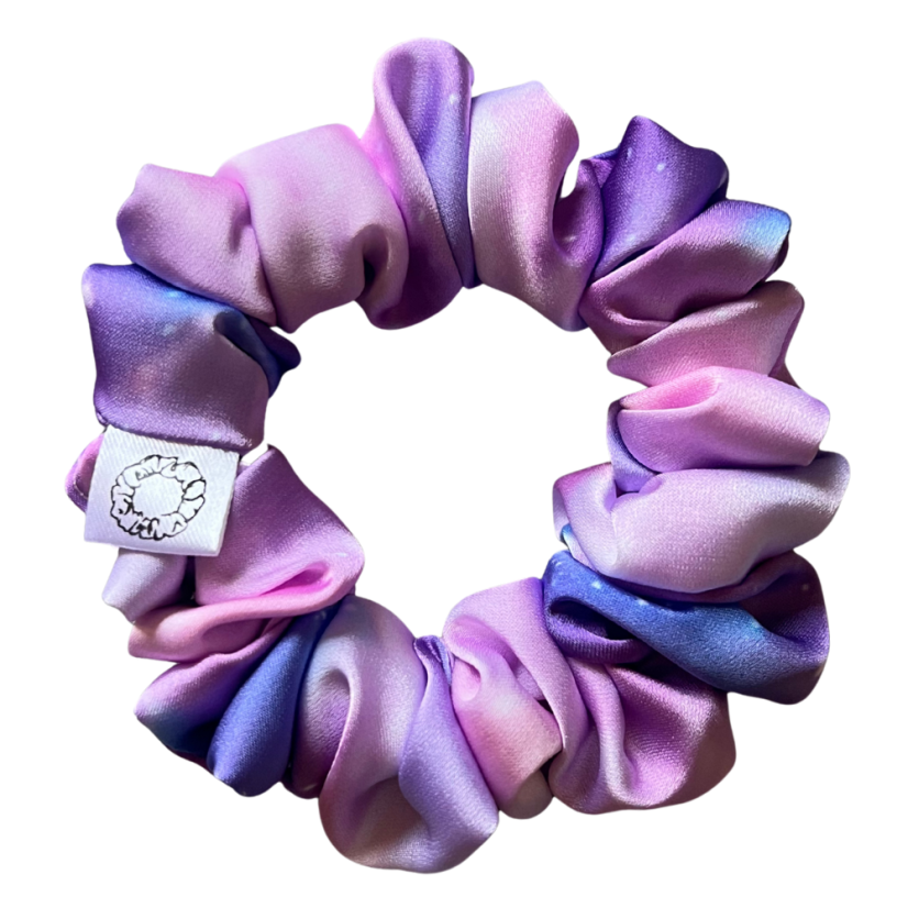 Scrunchie saténová gumička do vlasů - Violetta - Velikost gumičky: 🫅🏻Queen - vel. ⌀15cm