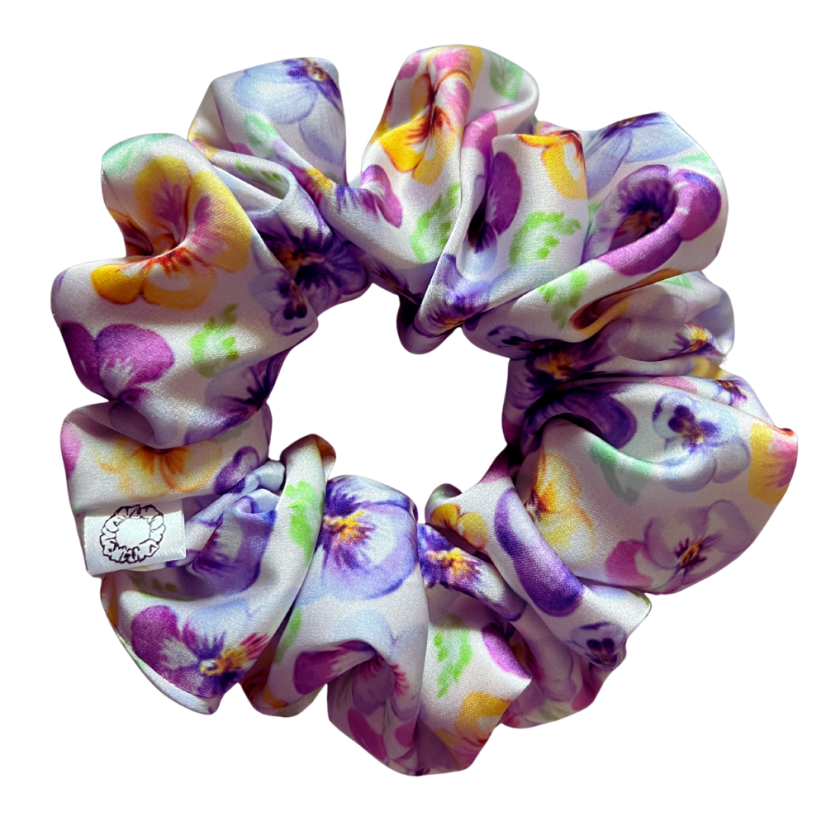 Scrunchie saténová gumička do vlasů - Macešky - Velikost gumičky: 🫅🏻Queen - vel. ⌀15cm