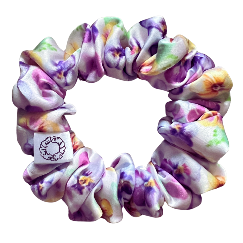 Scrunchie saténová gumička do vlasů - Macešky - Velikost gumičky: 🫅🏻Queen - vel. ⌀15cm