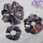 Scrunchie Silky gumička do vlasů - Grey Marble