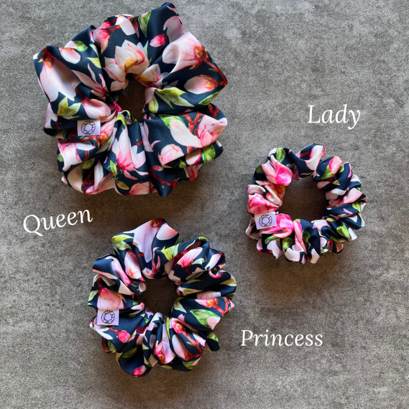 Květinová saténová gumička do vlasů | Sakura - Velikost gumičky: Queen - 15cm