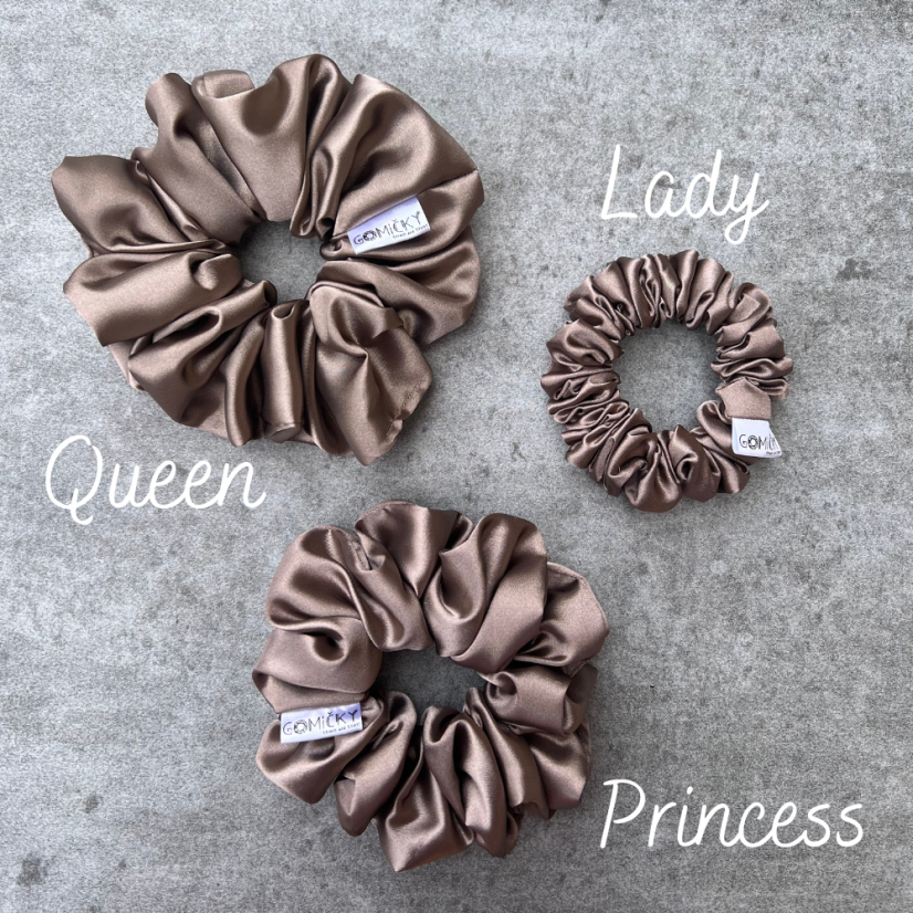 Scrunchie saténová gumička do vlasů - Feather - Velikost gumičky: 👩🏼‍🦱 Lady - vel. ⌀8cm