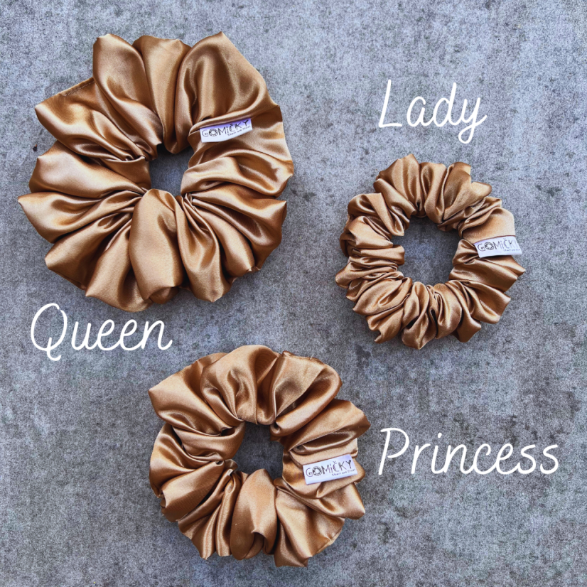 Scrunchie saténová gumička do vlasů - Goldie - Velikost gumičky: 👩🏼‍🦱 Lady - vel. ⌀8cm